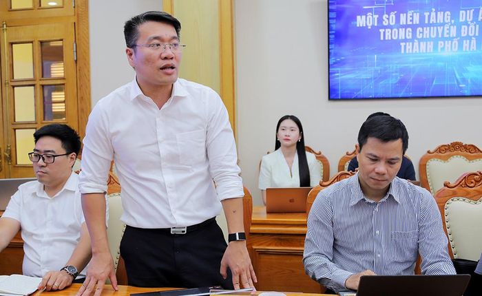  Đại diện Sở Khoa học và Công nghệ Hà Nội chia sẻ một số kinh nghiệm, giải pháp phát triển các nền tảng số giao tiếp giữa chính quyền và người dân. 