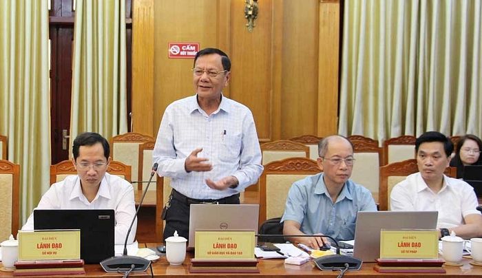  Đại diện lãnh đạo Sở Giáo dục và Đào tạo giải trình làm rõ một số nội dung. 
