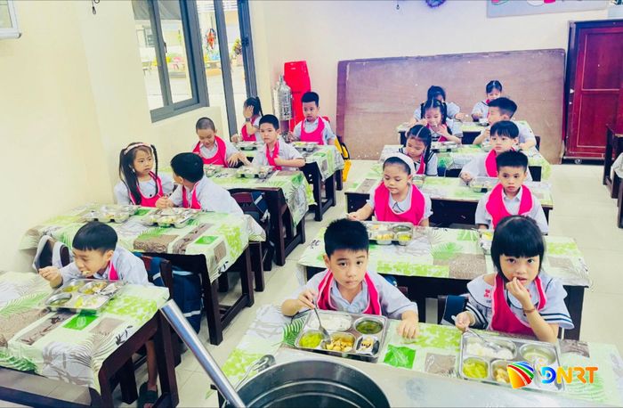 Bữa ăn bán trú góp phần bảo đảm dinh dưỡng, sức khỏe và điều kiện học tập của học sinh trong ngày. Ảnh: Trường Tiểu học Đinh Bộ Lĩnh