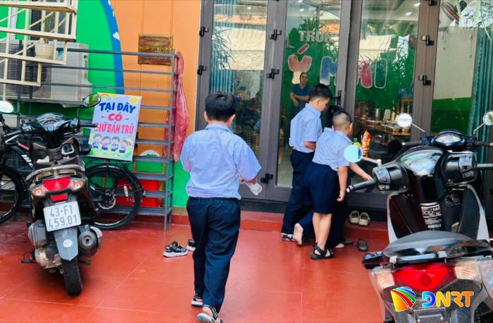 Một số hộ dân gần Trường Tiểu học Trưng Nữ Vương (phường Hải Vân) tổ chức bán trú cho học sinh. Ảnh: KHÁNH HUYỀN