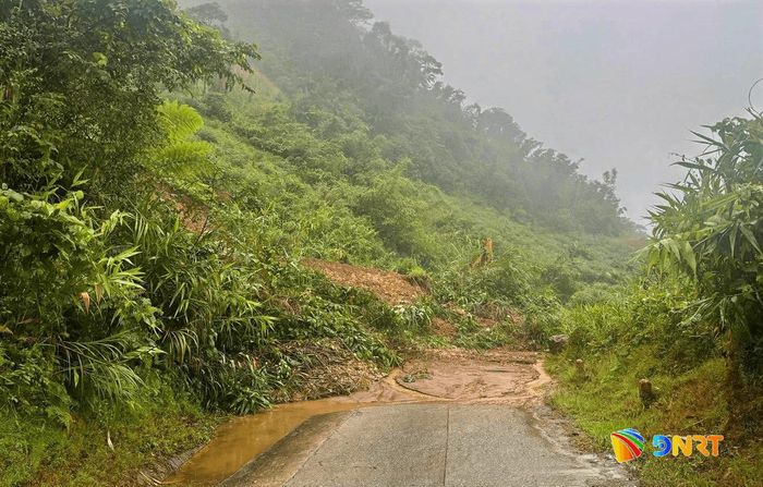 Một số tuyến đường đi các xã miền núi cao bị sạt lở, gây ách tắc cục bộ. Ảnh: CTV