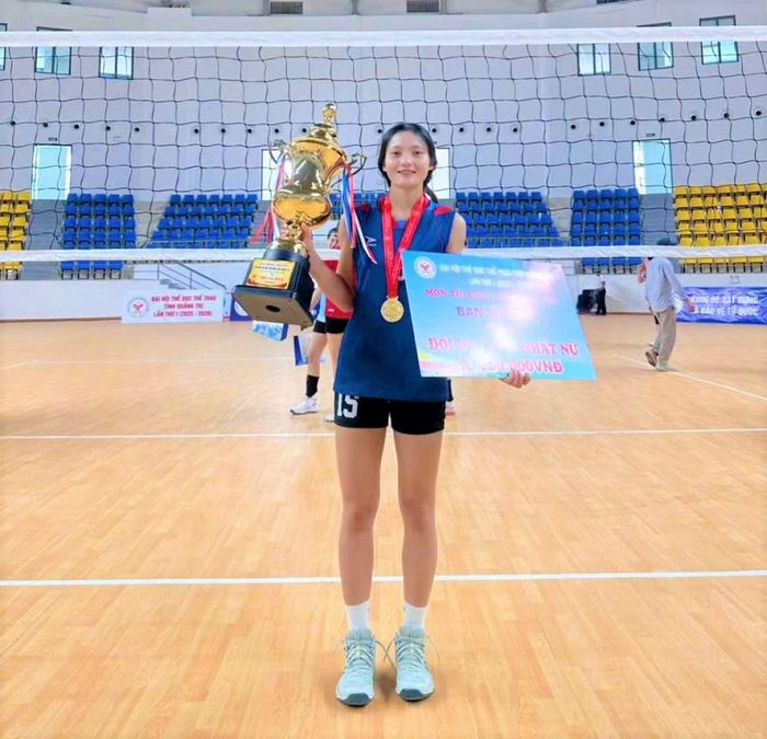 Hồ Thị Kim Dung tích cực tham dự giải bóng chuyền phong trào và giành nhiều thành tích ấn tượng. Ảnh: NVCC