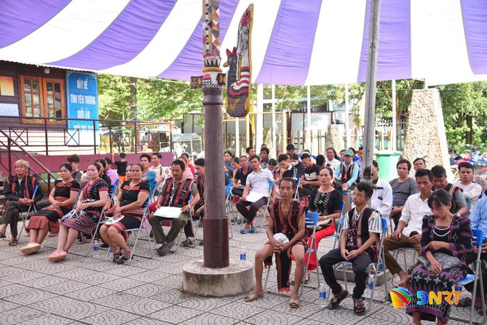 Người dân Cơ Tu tập trung tại nhà gươl từ sớm để được cán bộ phường Hải Vân hướng dẫn làm thủ tục đất đai. Ảnh: XUÂN DŨNG