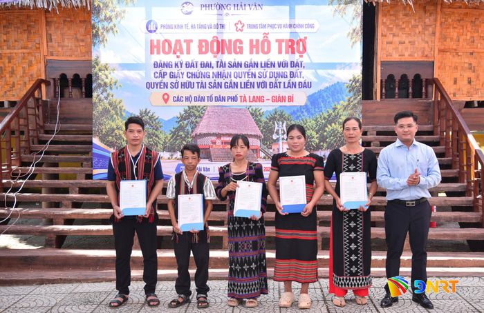 Phường Hải Vân tích cực hỗ trợ đồng bào Cơ Tu trên địa bàn thực hiện các thủ tục liên quan đến giấy tờ đất đai, hộ tịch. Ảnh: XUÂN DŨNG
