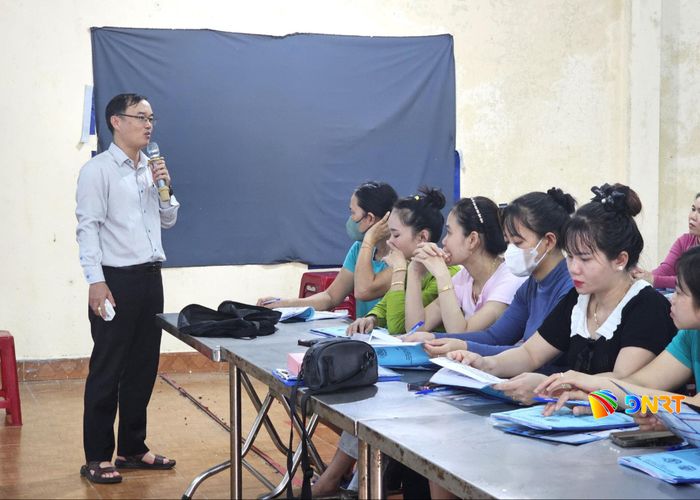 Ông Huỳnh Công Hải, Phó Giám đốc Trung tâm Dịch vụ việc làm Đà Nẵng (đứng) thông tin những quy định mới của Luật Bảo hiểm xã hội năm 2024 và Luật Việc làm năm 2025 đến người lao động. Ảnh: LAM PHƯƠNG