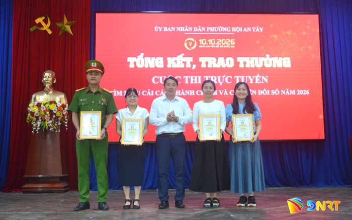 UBND phường Hội An Tây trao thưởng cuộc thi trực tuyến “Tìm hiểu cải cách hành chính và chuyển đổi số năm 2026”. Ảnh KHÁNH LINH