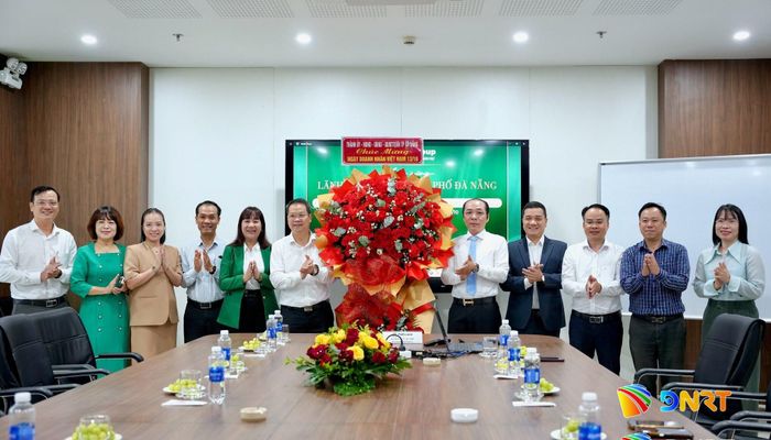 Chủ tịch UBND thành phố Nguyễn Mạnh Hùng (thứ sáu, từ trái sang) thăm, chúc mừng Công ty Cổ phần Bất động sản Phương Trang (FUTA Land). Ảnh: T.CÔNG