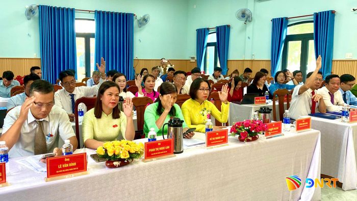 Đại biểu biểu quyết thông qua các nội dung quan trọng tại kỳ họp. Ảnh: THÁI BÌNH