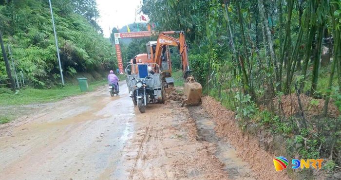 Khắc phục sạt lở trên tuyến ĐT606, đoạn qua xã Tây Giang. Ảnh: C.TÚ
