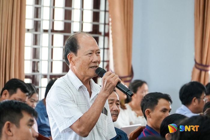 Cử tri xã Việt An phát biểu ý kiến tại buổi tiếp xúc với đại biểu Quốc hội. Ảnh: HỒ QUÂN