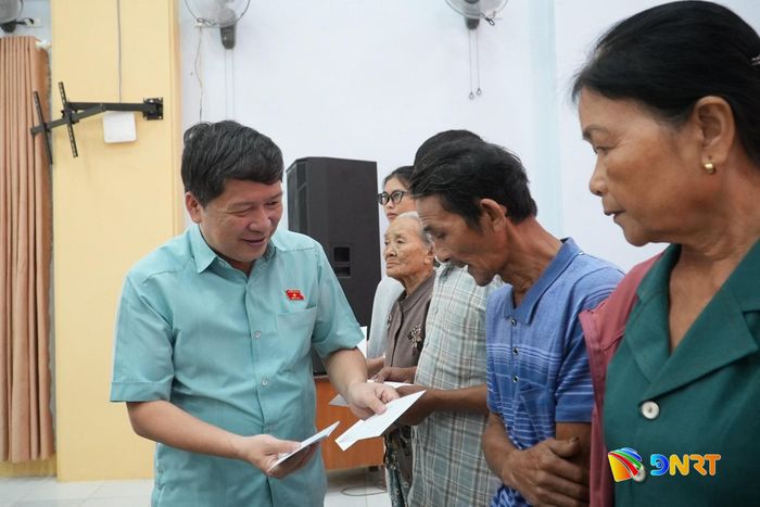 Phó Chủ nhiệm Ủy ban Văn hóa và Xã hội của Quốc hội Tạ Văn Hạ trao quà cho hộ có hoàn cảnh khó khăn trên địa bàn xã Việt An. Ảnh: HỒ QUÂN