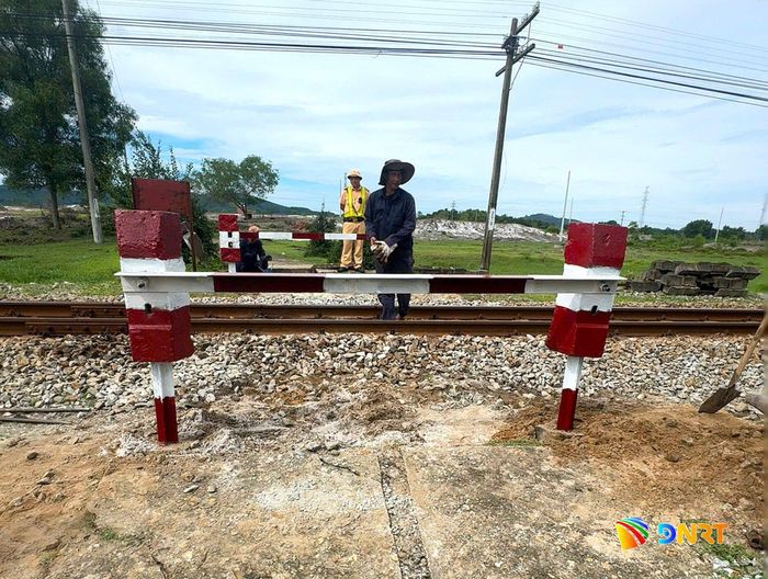 Công ty CP Đường sắt Quảng Nam - Đà Nẵng đề nghị chính quyền địa phương tăng cường tuyên truyền, vận động người dân không tự ý tháo dỡ rào chắn, tái mở lối đi hoặc tạo lối đi mới qua đường sắt. Ảnh: ĐVCC
