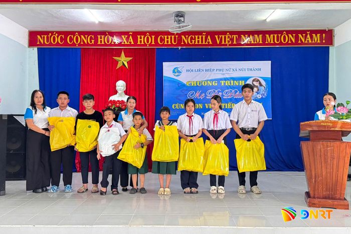Mô hình “Mỗi chi bộ/tổ chức đảng, cơ quan, đơn vị gắn với một địa chỉ yêu thương, một việc làm cụ thể thực hành tư tưởng, đạo đức, phương pháp, phong cách Hồ Chí Minh” thực hiện Chỉ thị 07-CT/TW của Đảng bộ Núi Thành đang tạo sự sôi nổi trong hành động có trách nhiệm với người yếu thế. Ảnh: ĐÔNG YÊN