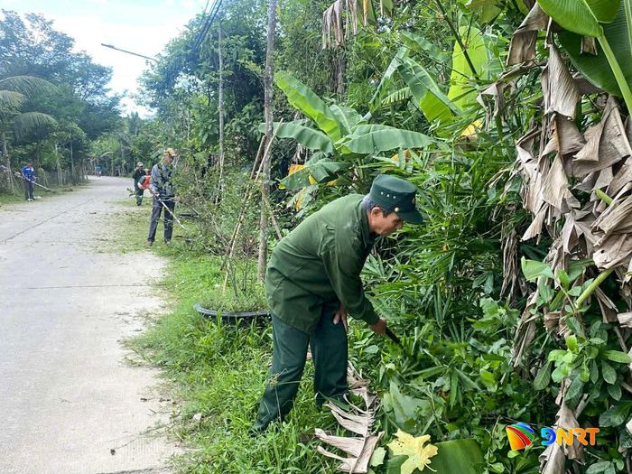Người dân thôn Lộc Tây định kỳ ra quân dọn vệ sinh môi trường, chăm sóc tuyến đường hoa. Ảnh: TÂM LÊ