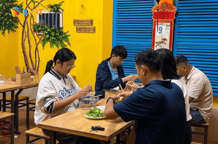 Không gian “Mỳ Quảng Đại Lộc Mười Bá” mang sắc màu phố cổ Hội An, tạo cảm giác gần gũi, mộc mạc cho thực khách. Ảnh: KHÁNH NGÂN