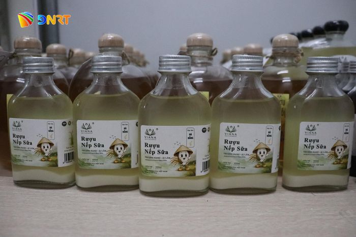 Sản phẩm rượu nếp sữa Ái Lâm được sản xuất theo phương pháp lên men truyền thống, kết hợp với máy móc và quy trình kiểm soát chất lượng hiện đại. Ảnh: KHÁNH NGÂN