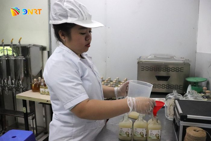 Chị Nguyễn Ngọc Kim Anh dành trọn tâm huyết cho rượu nếp gạo với hy vọng giữ gìn hương vị truyền thống. Ảnh: KHÁNH NGÂN