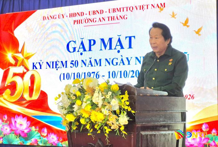 Ông Thân Đức Nam, Chủ tịch Hội Cựu thanh niên xung phong Việt Nam phát biểu ôn lại kỷ niệm tại buổi gặp mặt. Ảnh: QUỐC TUẤN