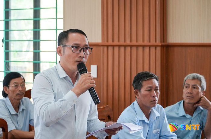 Cử tri phát biểu ý kiến tại buổi tiếp xúc với đại biểu Quốc hội. Ảnh: HỒ QUÂN
