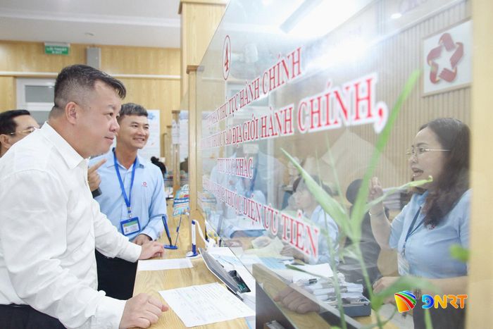 Thành viên đoàn giám sát trao đổi với công chức Trung tâm Phục vụ hành chính công phường An Hải. Ảnh: T.P
