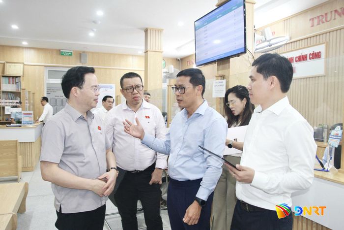 Lãnh đạo phường An Hải trao đổi với đoàn giám sát tại Trung tâm Phục vụ hành chính công. Ảnh: T.P