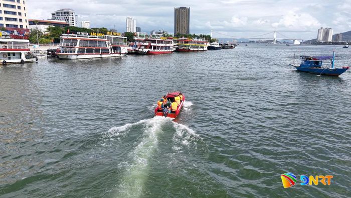 Các học viên được đào tạo gắn với thực tế địa phương, xử lý tình huống nhiệm vụ phòng chống thiên tai. Ảnh: Bộ CHQS thành phố