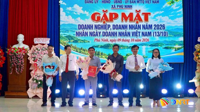 Lãnh đạo xã Phú Ninh trao quyết định, tặng hoa chúc mừng các thành viên Ban Vận động thành lập Hội doanh nghiệp xã. Ảnh: THÁI BÌNH