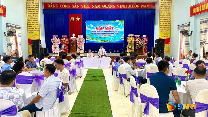 Lãnh đạo xã Phú Ninh trao đổi, lắng nghe chia sẻ của doanh nghiệp tại buổi gặp mặt. Ảnh: T.B
