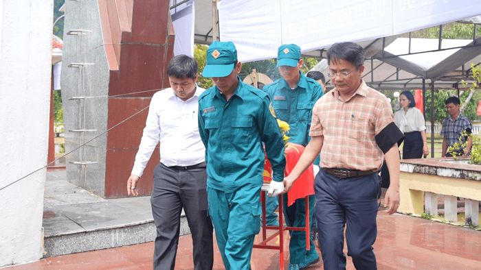 Lãnh đạo xã Trà Tập tổ chức lễ truy điệu tại Nghĩa trang liệt sĩ Nam Trà My. Ảnh: THIỆN TÙNG