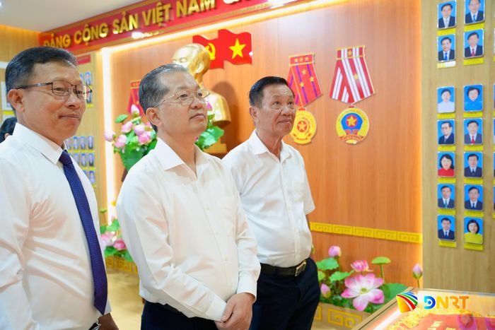 Chánh án Tòa án nhân dân tối cao Nguyễn Văn Quảng (giữa) cùng các đại biểu tham quan Phòng truyền thống Ban Tổ chức Thành ủy. Ảnh: T.CÔNG