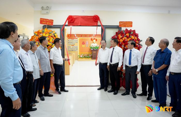 Các đại biểu thực hiện nghi thức khánh thành Phòng truyền thống Ban Tổ chức Thành ủy. Ảnh: T.CÔNG