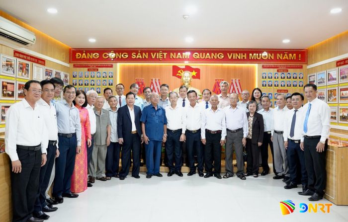 Các đại biểu chụp ảnh lưu niệm tại phòng truyền thống. Ảnh: T.CÔNG