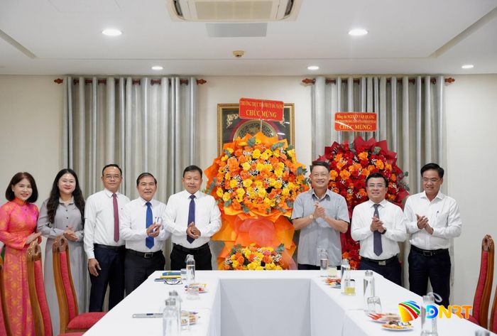 Phó Bí thư Thành ủy Ngô Xuân Thắng (thứ ba, từ phải sang) thay mặt Thường trực Thành ủy tặng hoa chúc mừng Ban Tổ chức Thành ủy. Ảnh: T.CÔNG