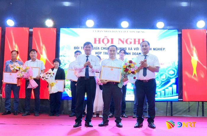 Lãnh đạo xã Quế Sơn Trung trao giấy khen cho các tập thể, cá nhân có thành tích đóng góp trong công tác an sinh xã hội và phát triển kinh tế - xã hội tại địa phương. Ảnh: DUY THÁI