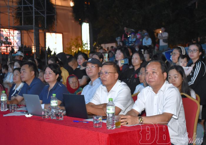 Phó Chủ tịch UBND tỉnh Nguyễn Minh Phú dự buổi tổng duyệt.