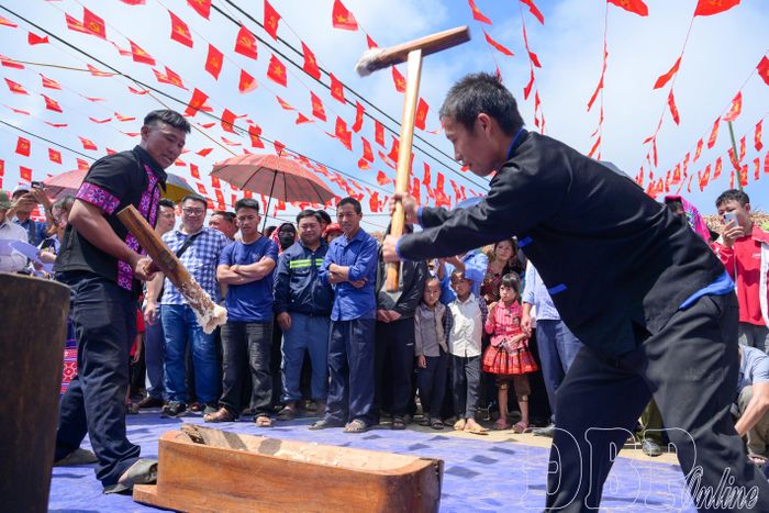 Người Mông Điện Biên thi giã bánh giầy truyền thống. Ảnh: Diệp Chi