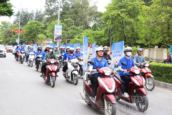 Đoàn viên, thanh niên tỉnh Điện Biên diễu hành trên các tuyến phố trung tâm trên địa bàn phường Điện Biên Phủ để hưởng ứng lễ Phát động phòng, chống tảo hôn và hôn nhân cận huyết thống.