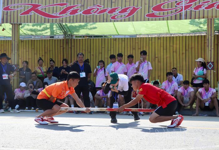 Các vận động viên tranh tài môn đẩy gậy tại Phố đi bộ Mường Thanh, phường Điện Biên Phủ.