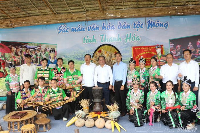 Các đại biểu trải nghiệm, tham qua các gian hàng.