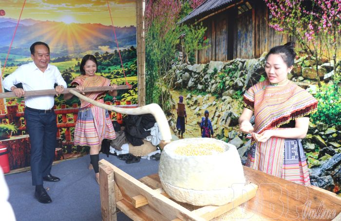 Các đại biểu trải nghiệm, tham qua các gian hàng tại ngày hội.