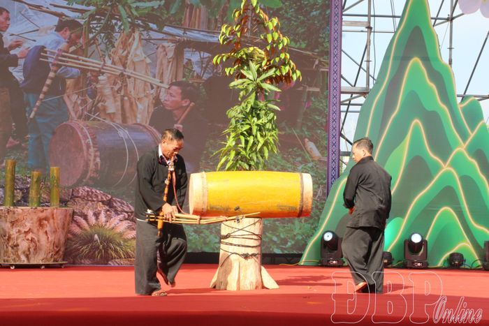 Nghệ nhân tỉnh Điện Biên trình diễn nghệ thuật khèn Mông.
