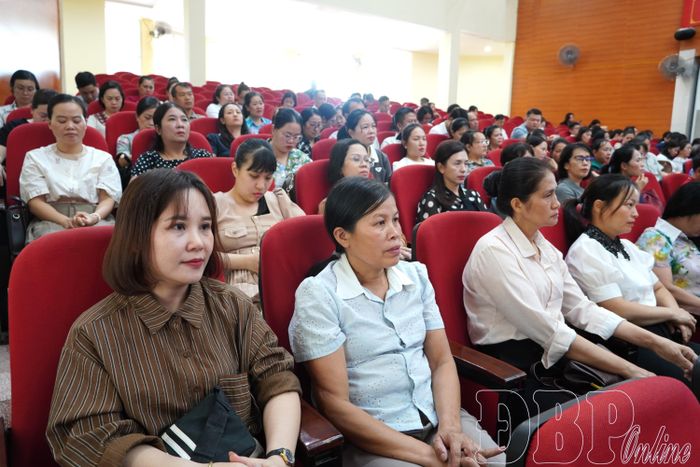 Cán bộ, đảng viên tham gia học tập, quán triệt các nội dung.