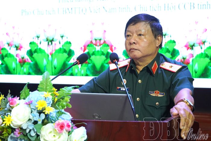 Thiếu tướng Lưu Trọng Lư, Phó Chủ tịch Ủy ban MTTQ Việt Nam tỉnh, Chủ tịch Hội Cựu Chiến binh tỉnh phổ biến, quán triệt các văn bản.