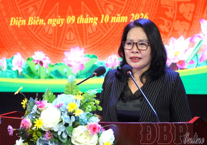 Đồng chí Lò Thị Minh Phượng, Ủy viên Ban Thường Tỉnh ủy, Phó Chủ tịch Thường trực Ủy ban MTTQ Việt Nam tỉnh phát biểu tại hội nghị.