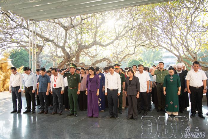 Đoàn đại biểu dành phút mặc niệm tri ân các Anh hùng liệt sĩ.