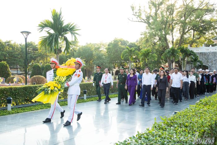 Đoàn đại biểu dâng hương tại Nghĩa trang Liệt sĩ quốc gia A1.