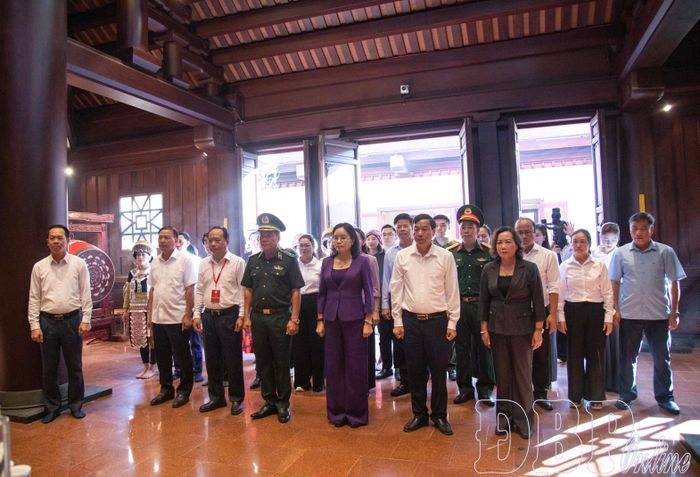 Đoàn đại biểu dâng hoa, dâng hương tại Đền thờ Liệt sĩ tại Chiến trường Điện Biên Phủ.