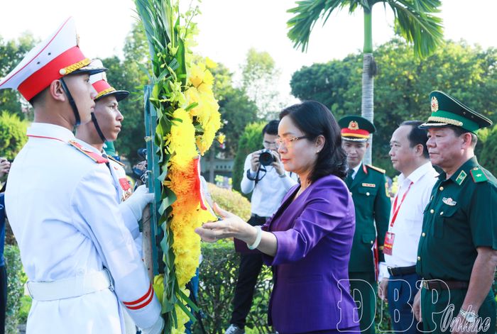 Đồng chí Trịnh Thị Thủy, Thứ trưởng Bộ Văn hóa, Thể thao và Du lịch chỉnh trang vòng hoa viếng các anh hùng liệt sĩ.