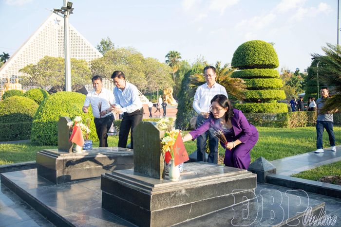 Đồng chí Trịnh Thị Thủy, Thứ trưởng Bộ Văn hóa, Thể thao và Du lịch thắp hương tri ân các Anh hùng liệt sĩ.