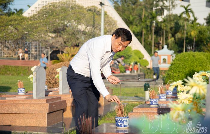 Đồng chí Lê Văn Lương, Phó Bí thư Tỉnh ủy, Chủ tịch UBND tỉnh Điện Biên thắp hương tri ân các Anh hùng liệt sĩ.